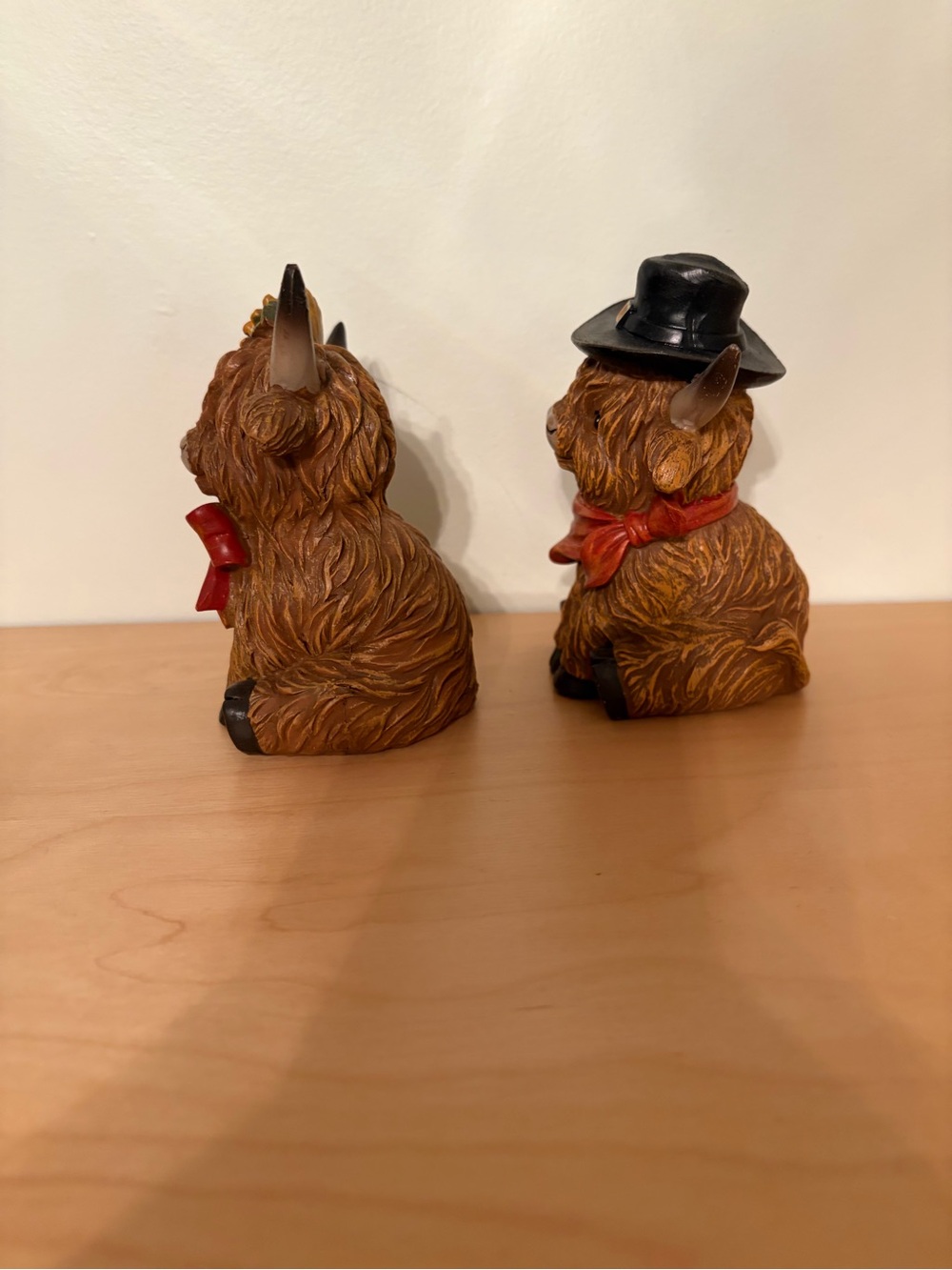 Hobby Lobby Brown Highland Cow Figurine Duo with Red/orange Scarves approx 4 1/2 - Picture 4 of 4